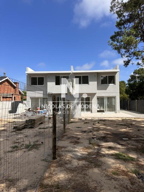 Vende casa de 3 dormitorios en Jardines de Punta
