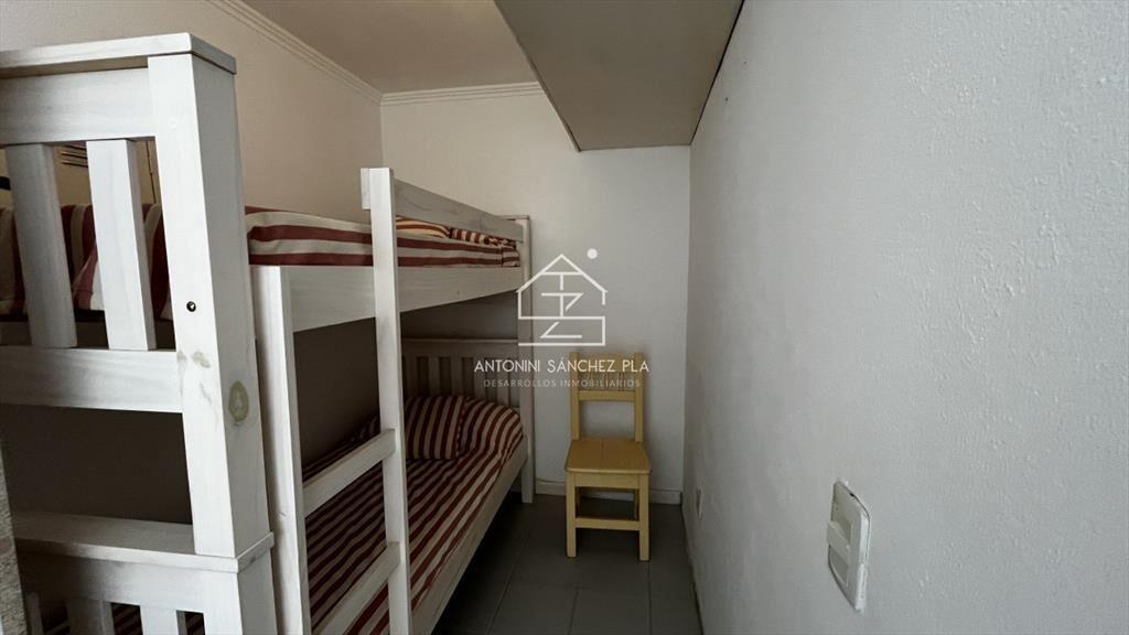 Apartamento luminoso con vista a la -