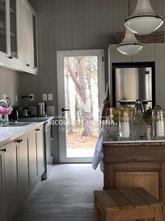 Casa de 4 dormitorios en venta en barrio cerrado.