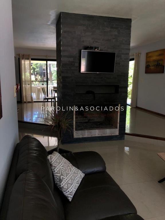 Venta de casa de 4 dormitorios en complejo Punta
