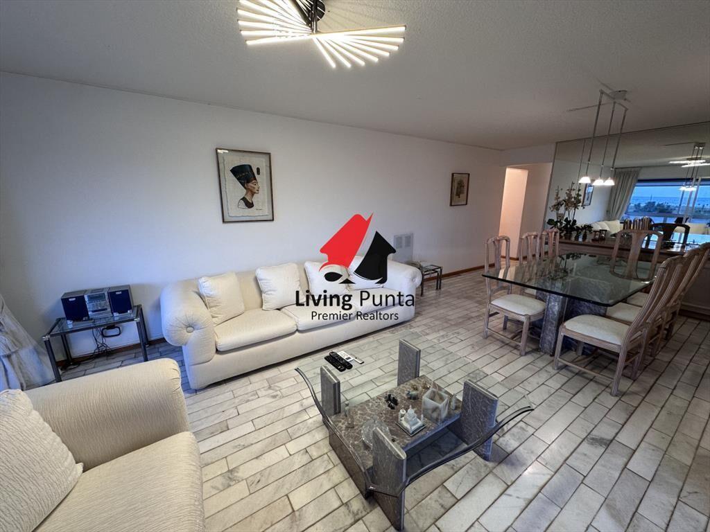 Vende apartamento de 3 dormitorios en Playa Punta