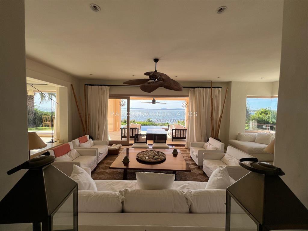 Espectacular casa en Punta Ballena sobre el mar