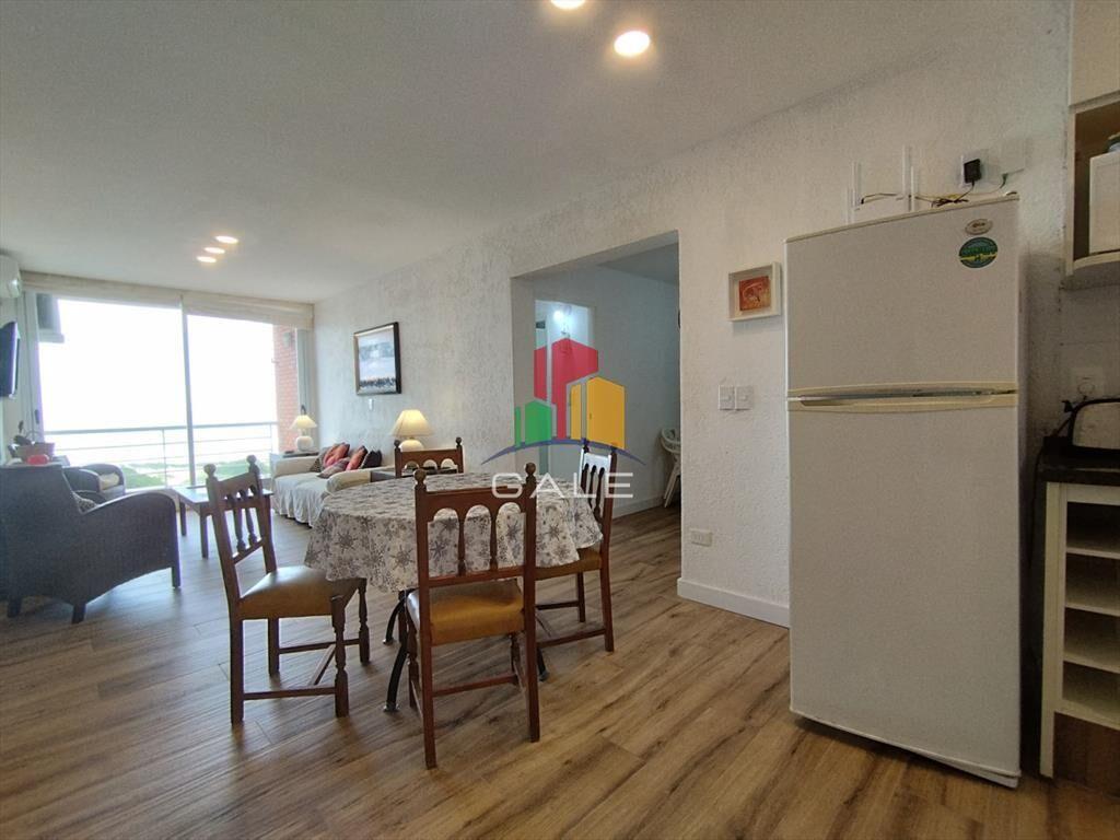Alquiler de apartamento de dos dormitorios y medio en Punta