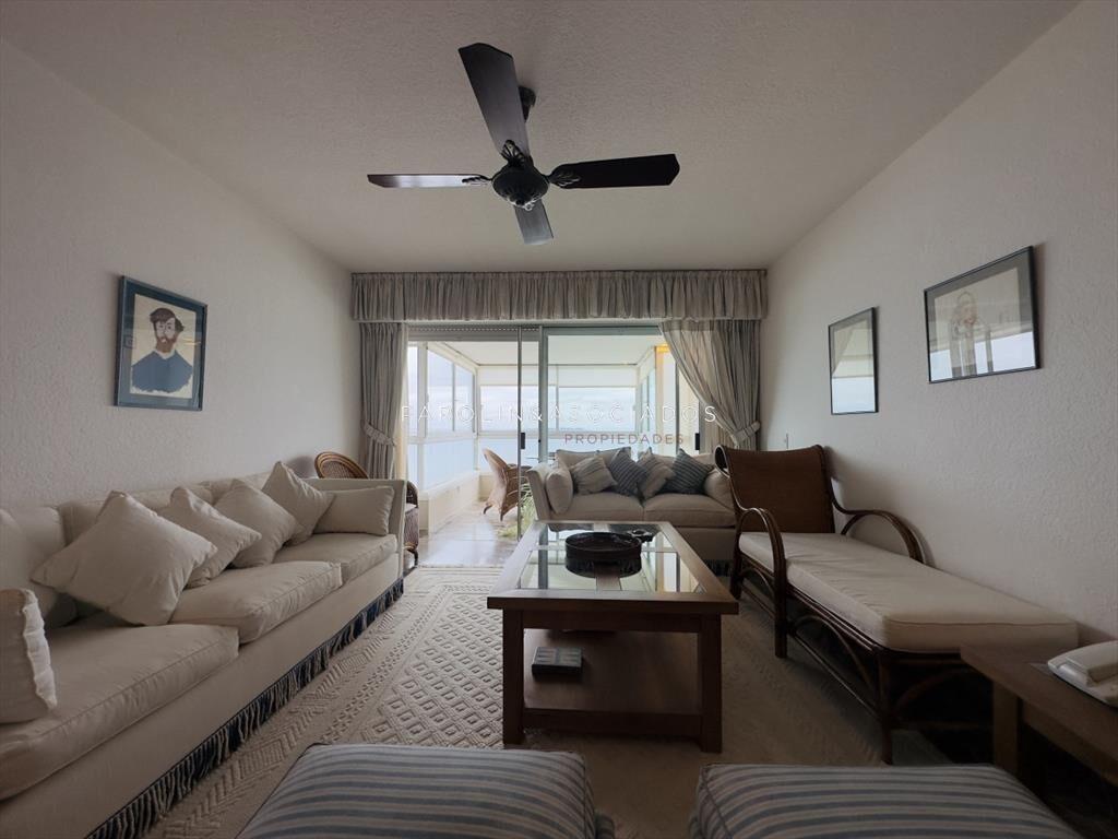 Apartamento de 3 dormitorios en venta sobre playa mansa