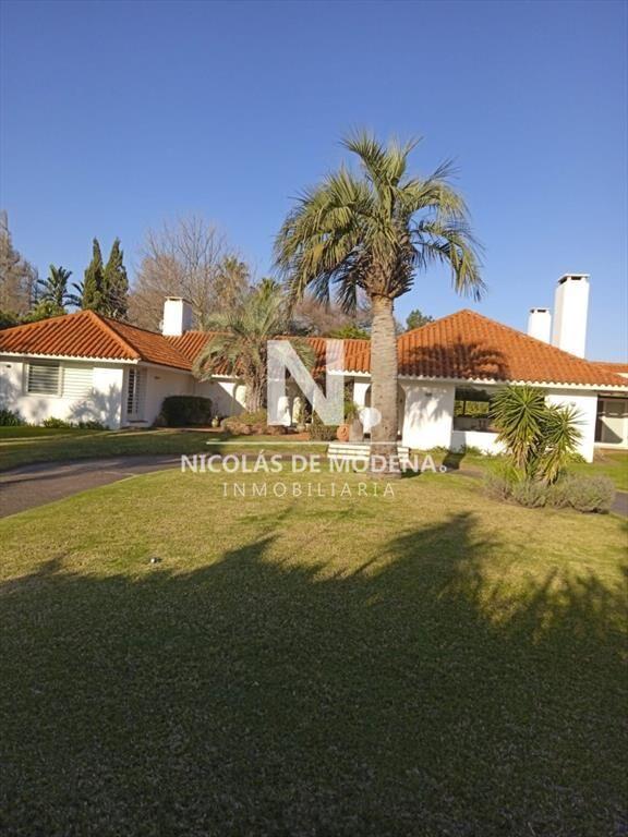 Vende casa de 8 dormitorios en Punta Ballena.