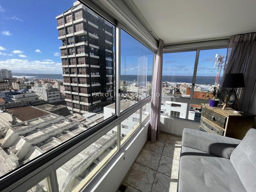 Apartamento en venta con vista al mar en edificio Libertado