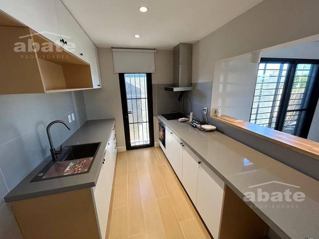 Venta casa de tres dormitorios y dos baños muy próxima al C
