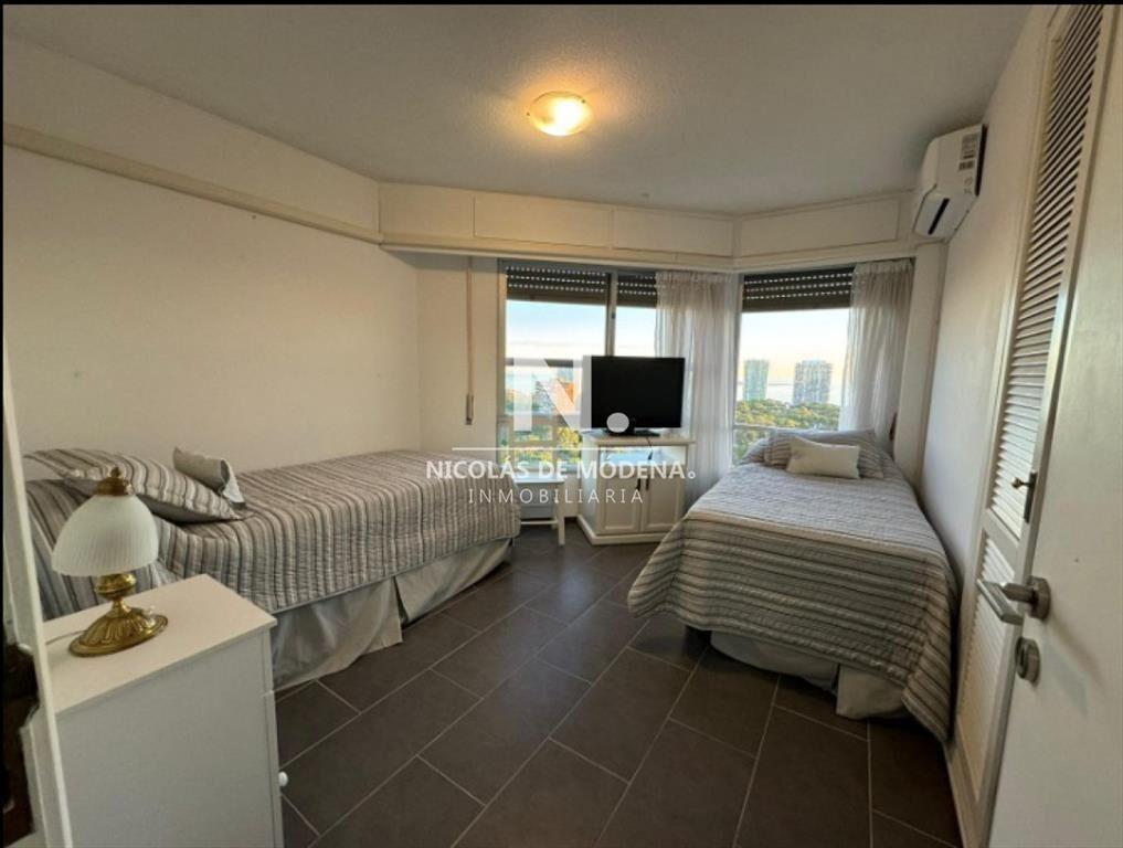 Oportunidad. Apartamento de 3 dormitorios , con ,