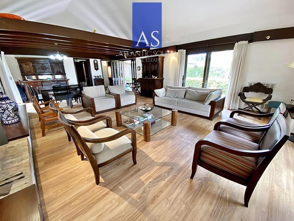 Casa 4 dormitorios en venta en Playa Mansa!!