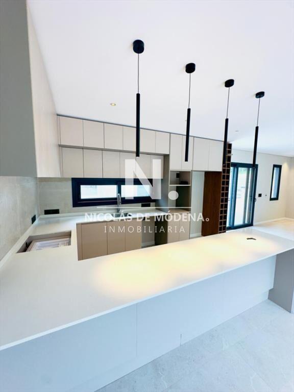Vende casa a estrenar en Club del lago, Punta