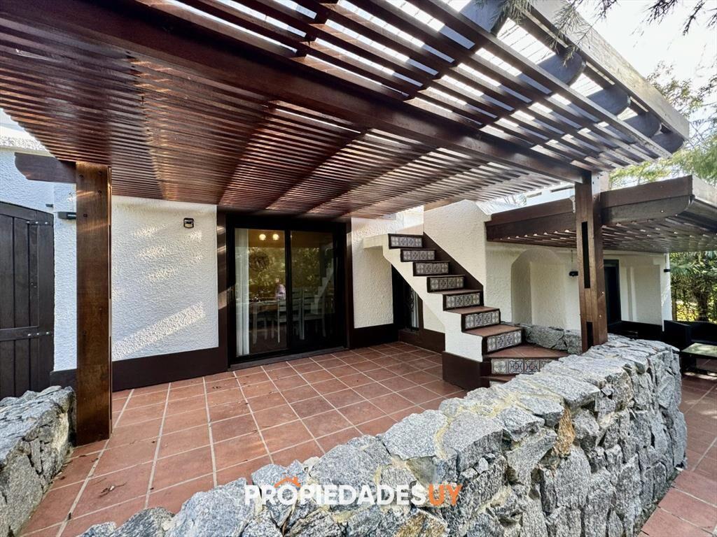 Excelente casa de 4 dormitorios con piscina en