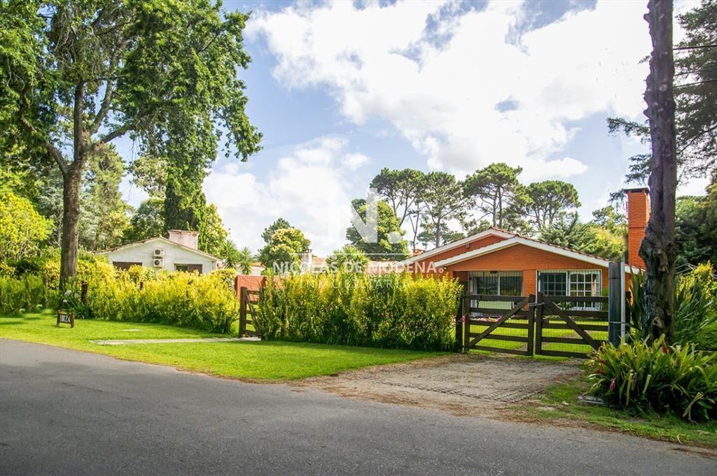 Vende casa de 3 dormitorios en Cantegril Punta del Este