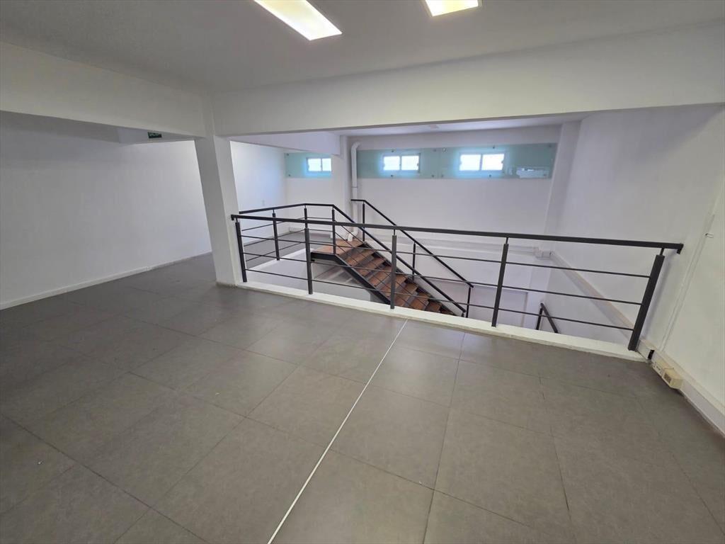 Juncal y Sarandi, 3 mts de frente, 180 m2 , excelente estad
