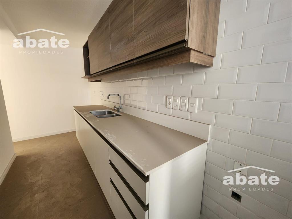 Venta apartamento de 2 dormitorios con deck y jardín con re