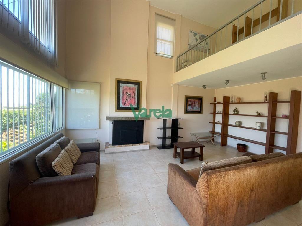 Casa de 4 dormitorios con piscina sobre la rambla
