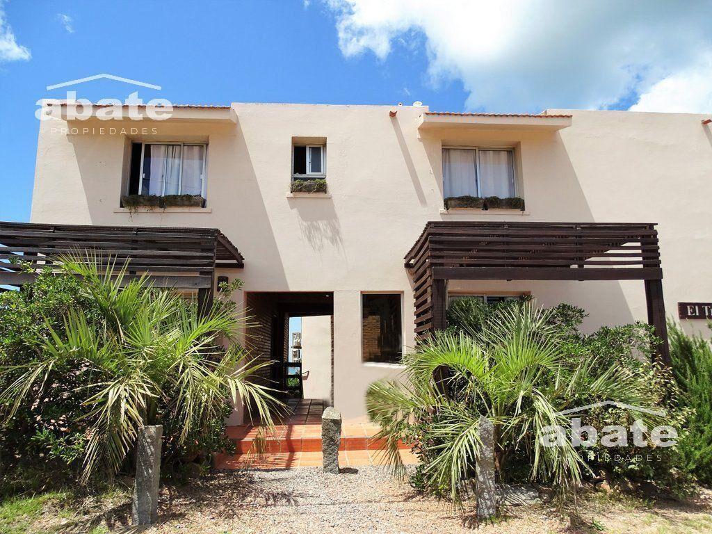Venta de Complejo de 7 apartamentos con vista al mar! Punta