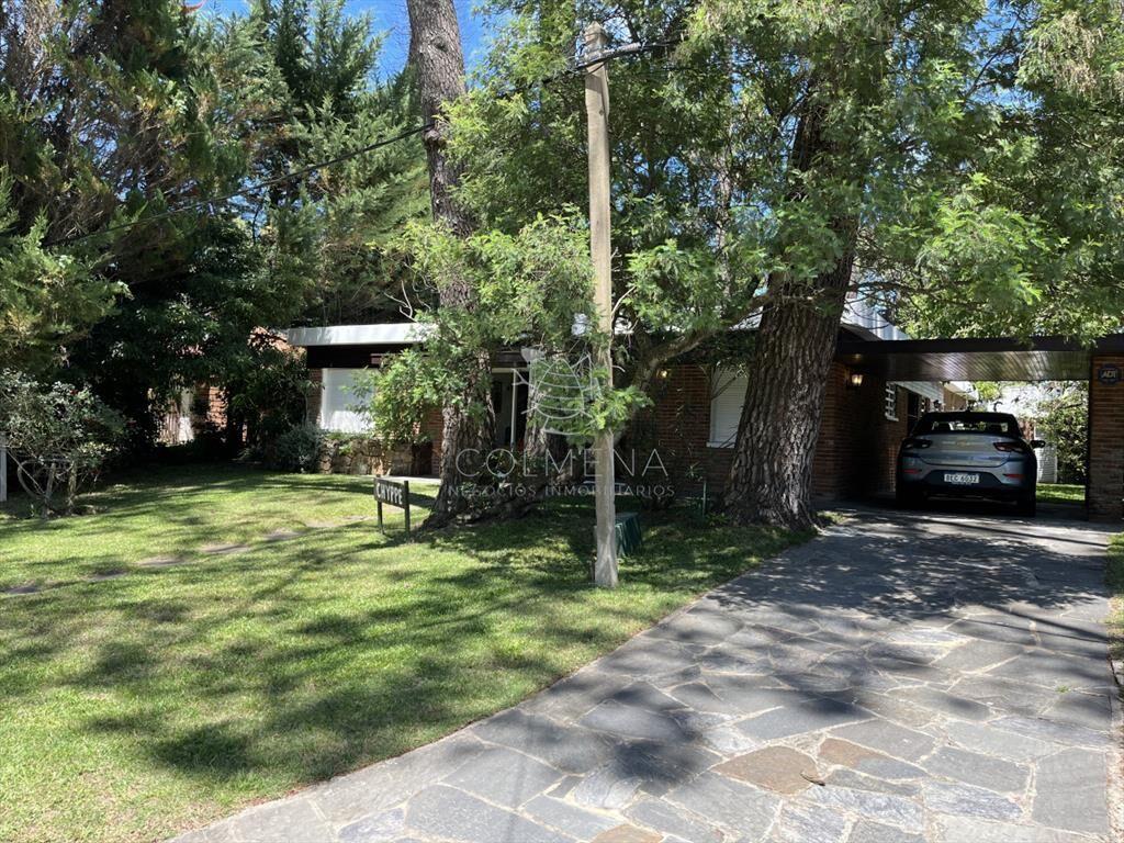 Casa en Playa Mansa, 5 dormitorios y 4 baños.