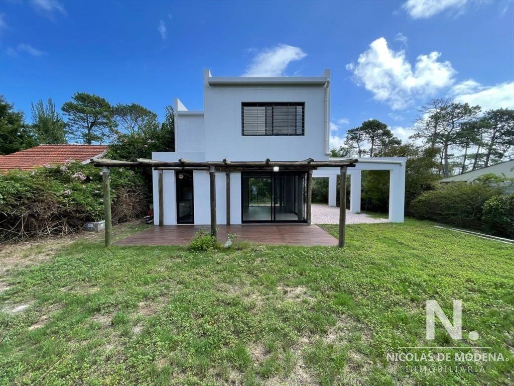 Vende casa, moderna. 3 dormitorios y 3 baños, Barrio Marly
