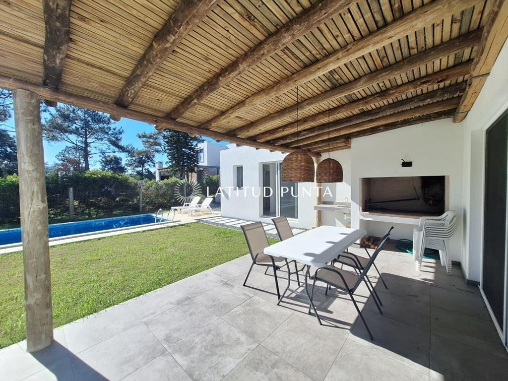 Casa a estrenar en La Barra con piscina