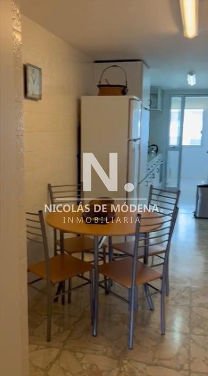Vende apartamento de 2 dormitorios frente al mar.