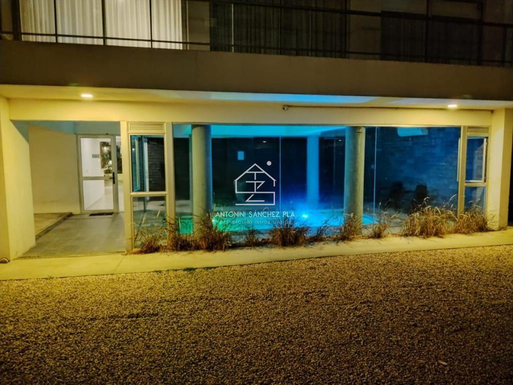 AIDY GRILL UN DORMITORIO CON PISCINA