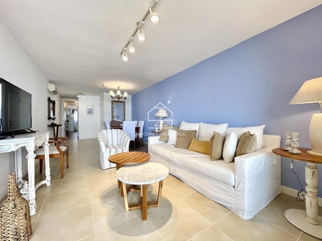 Venta y alquiler de apartamento de dos dormitorios con parr
