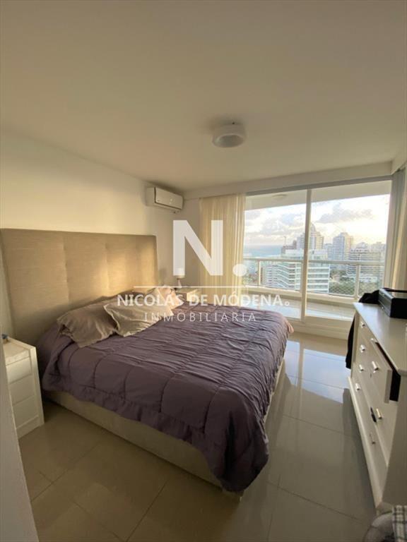 Apartamento en venta de 3 dormitorios y servicio,