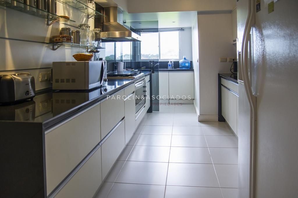Hermoso apartamento en venta de 4 dormitorios en