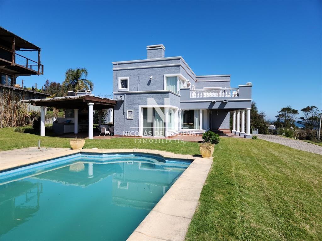 HERMOSA CASA EN PUNTA BALLENA, VISTA AL MAR
