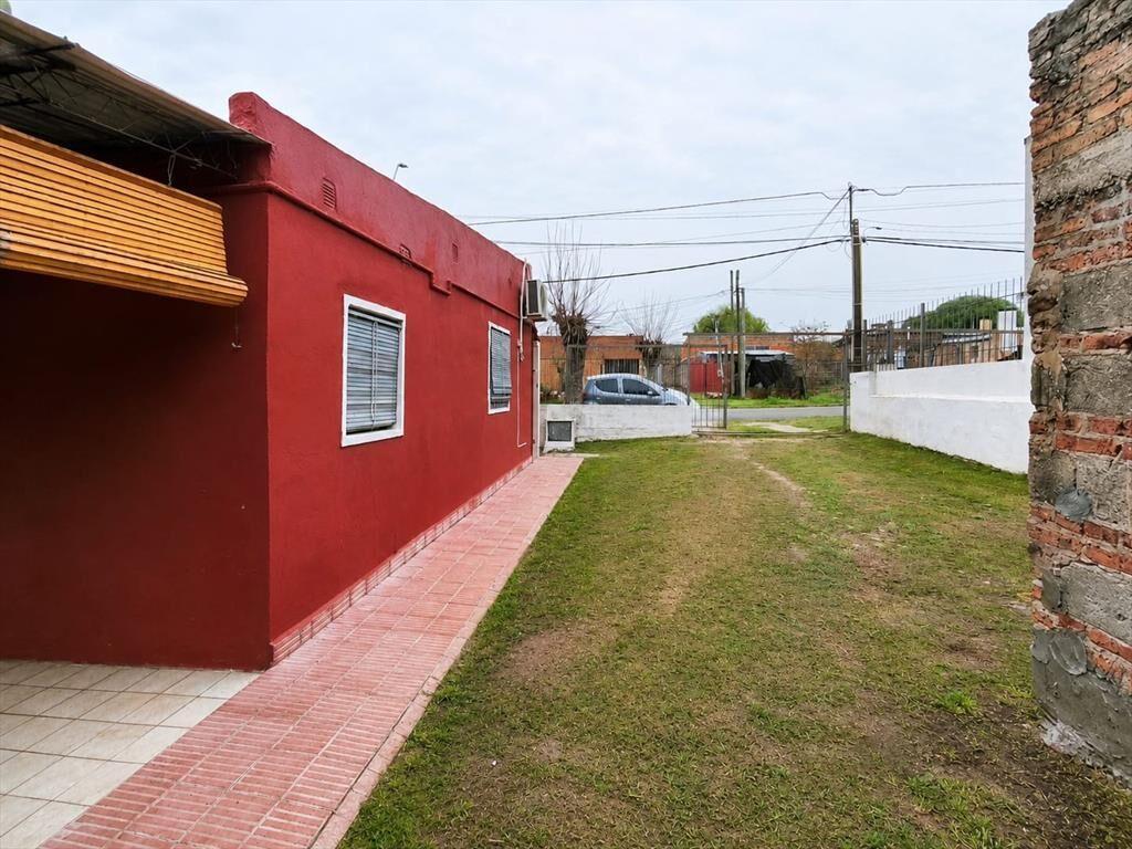 Casa 2 dormitorios, garaje y jardin.