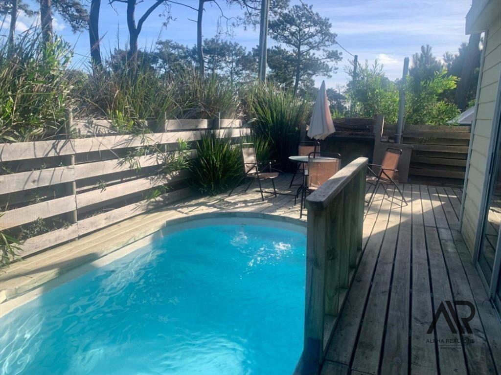 Complejo de 3 casas con piscina en venta en Punta del Diablo