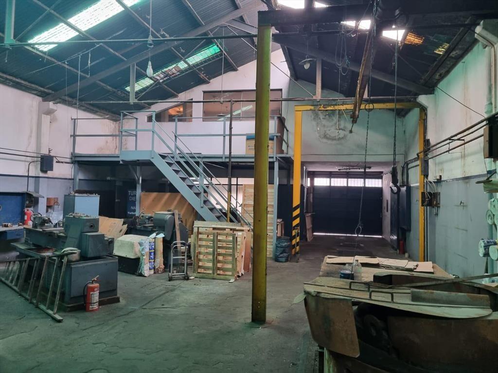 Proximo Agraciada y San Martín, 931 m2, dos naves , oficina