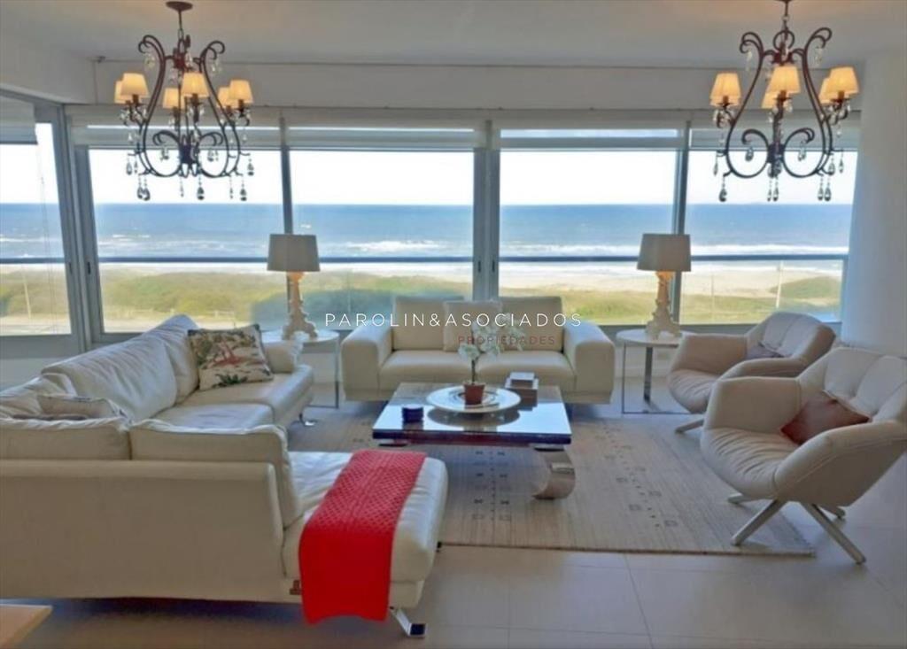 Apartamento en venta de 3 dormitorios + en Le del