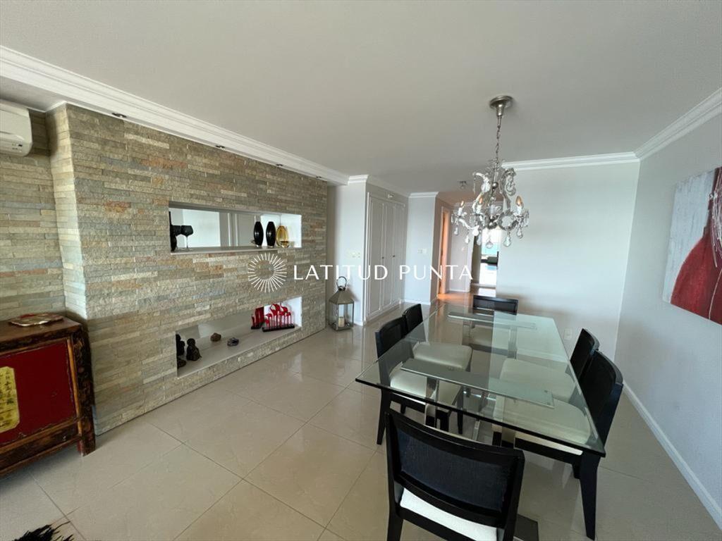 Apartamento 3 dormitorios en suite. Brava
