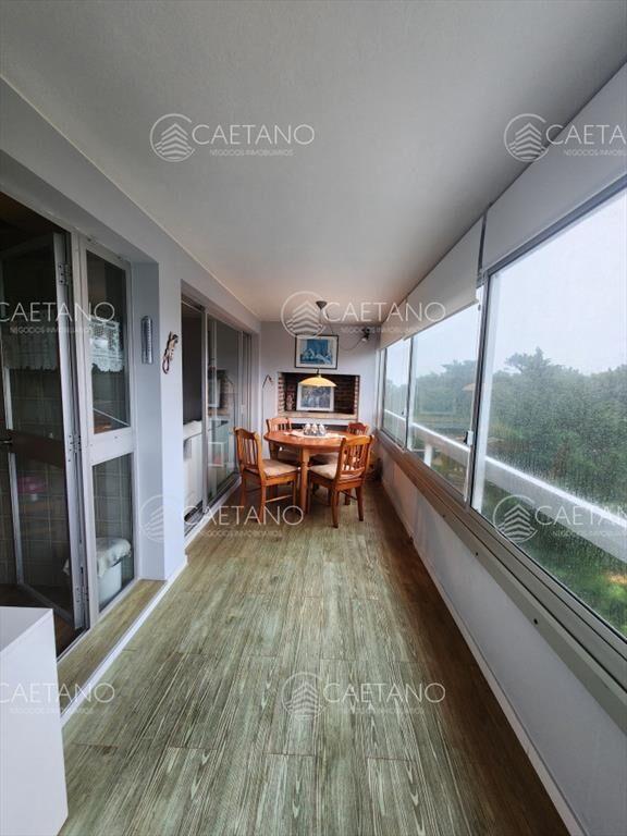 Vende apartamento de 2 dormitorios en Punta del