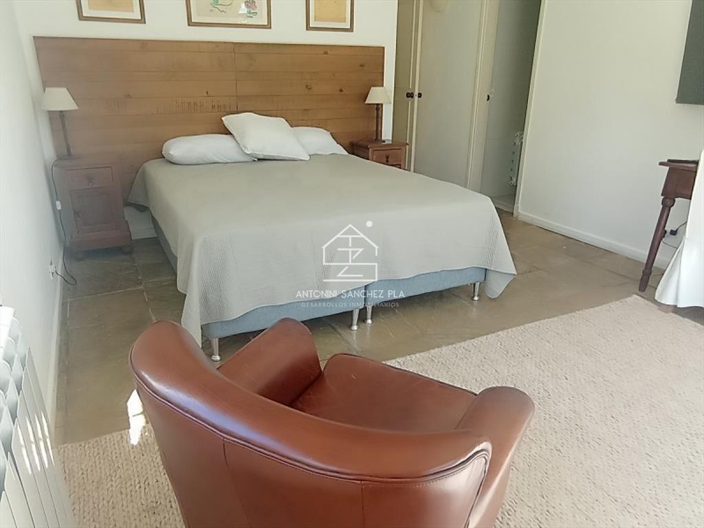 Gran casa reciclada a metros del mar con una del