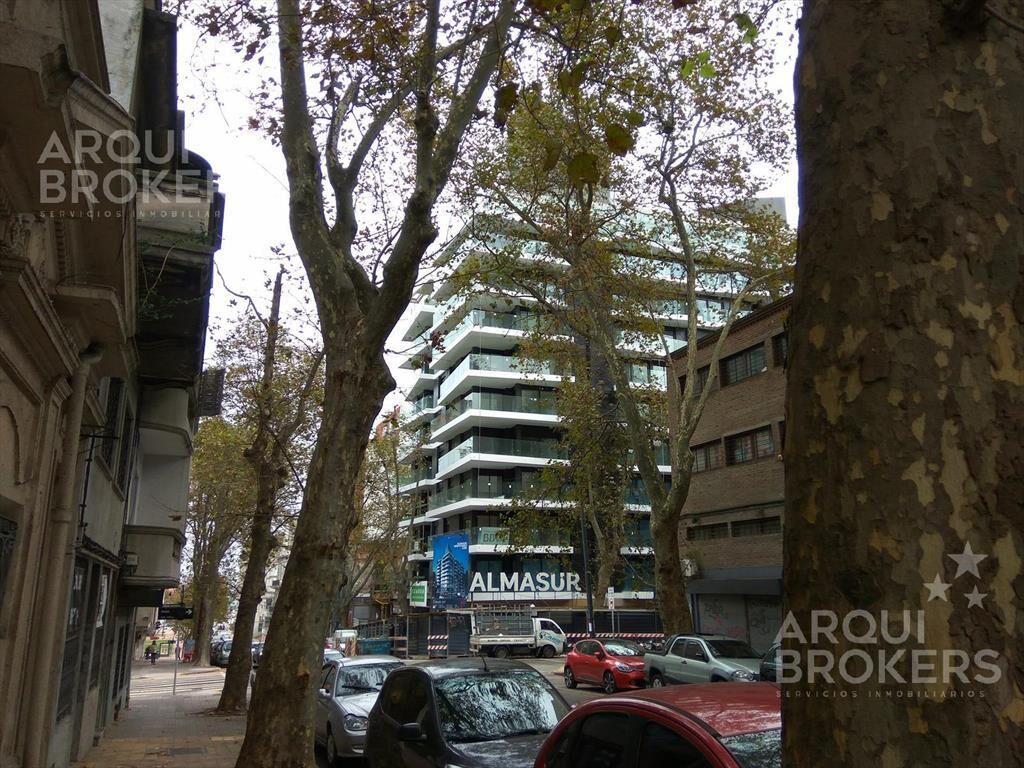 Venta apartamento dos dormitorios con renta en Barrio Sur -