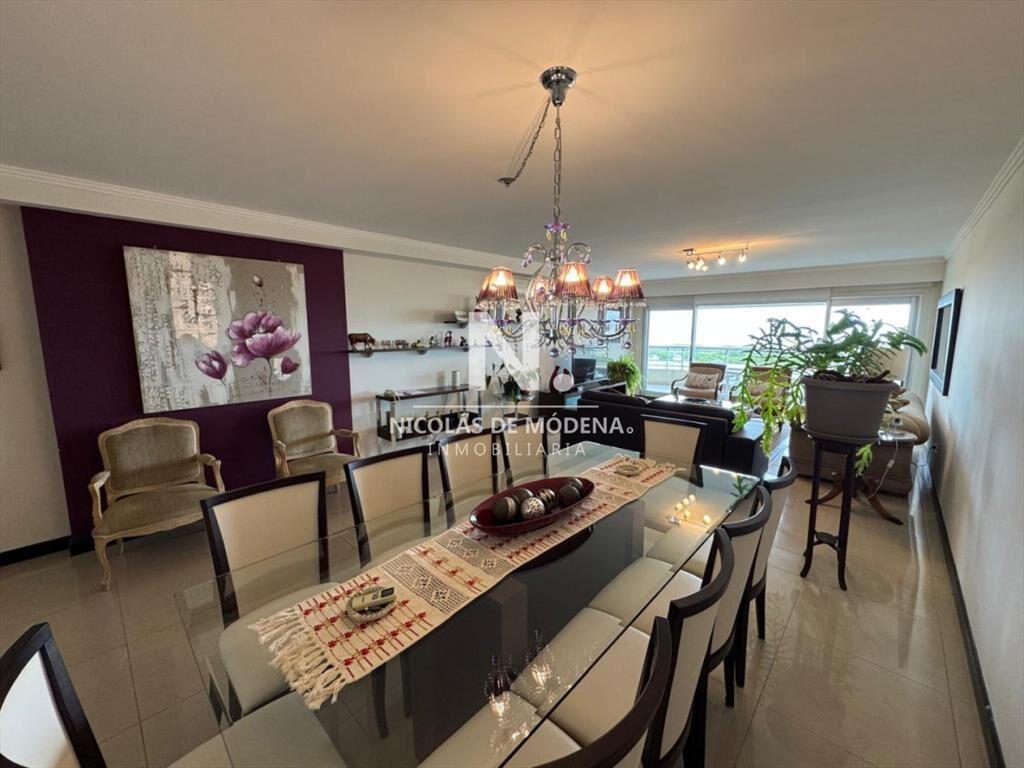 Vende apartamento de 4 dormitorios en Playa Punta