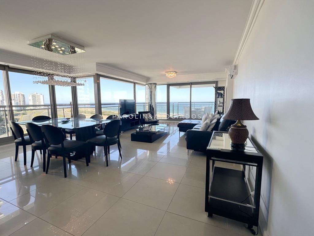 Apartamento de 3 dormitorios mas dependencia de