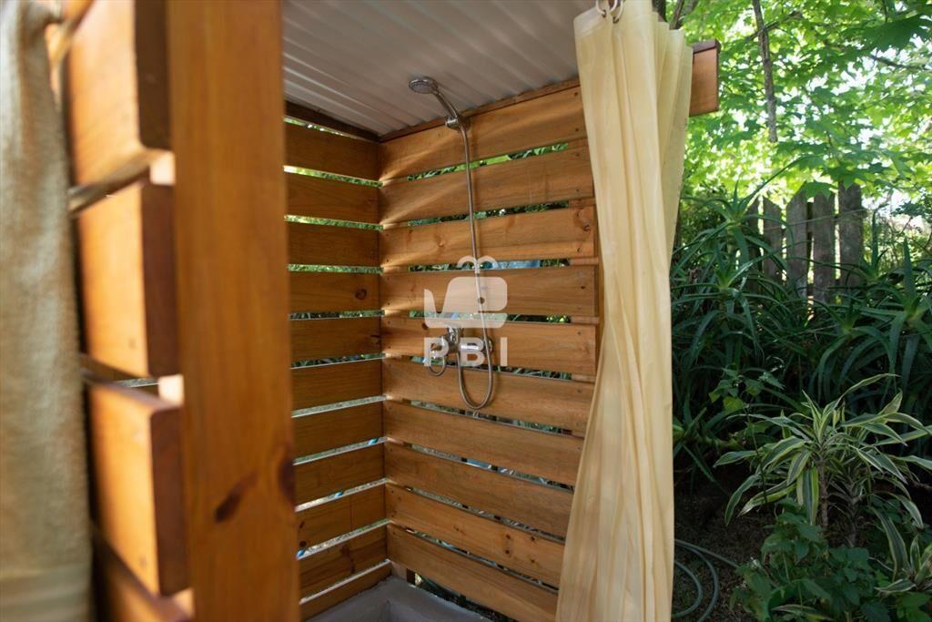 Muy amplia casa con piscina, parrillero y anexo.