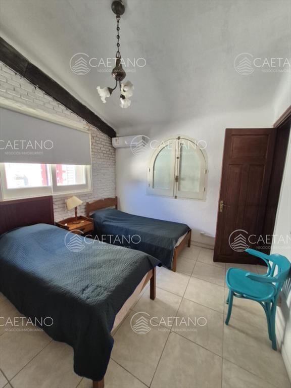Casa de dos dormitorios en alquiler anual en del