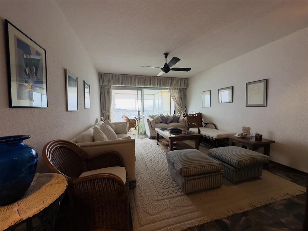 Apartamento de 3 dormitorios en venta sobre playa mansa