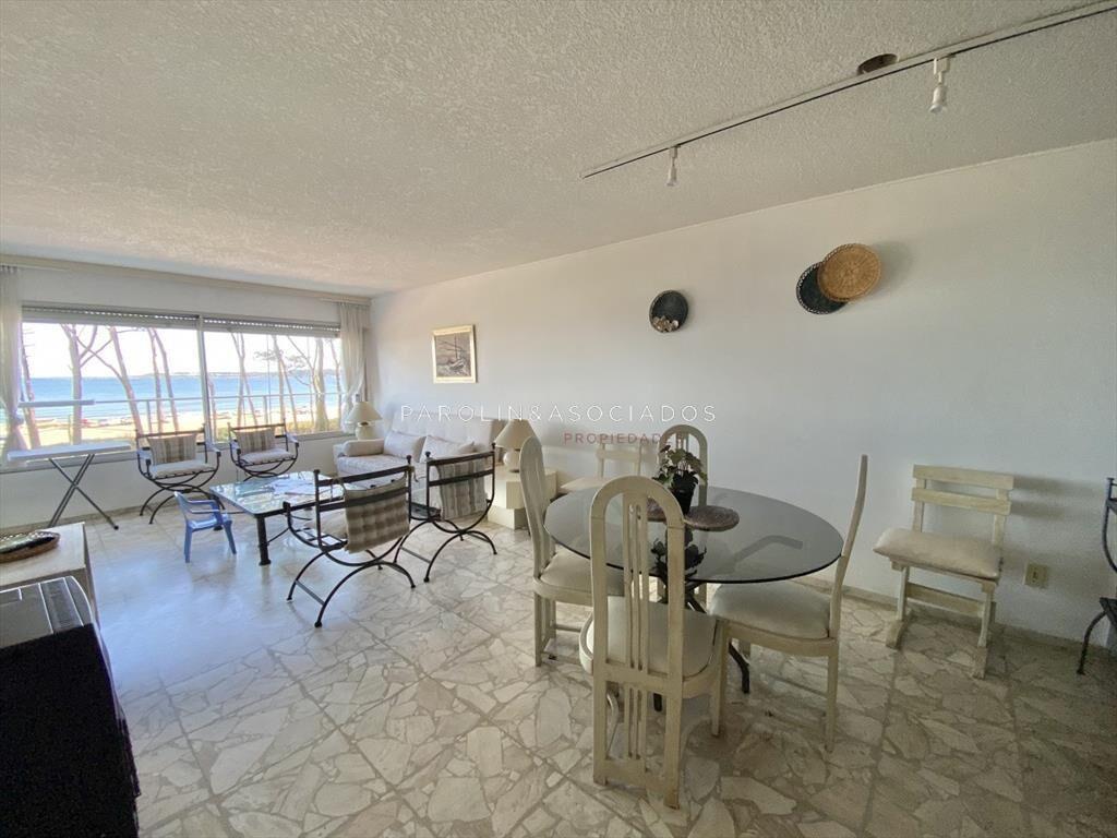 VENTA DE APARTAMENTO DE 2 DORMITORIOS Y SERVICIO FRENTE AL