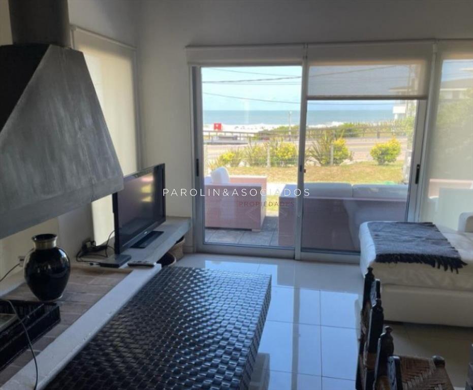 Hermosa casa en venta de 4 dormitorios frente al mar en Mon