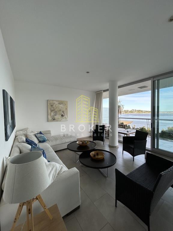 Venta de espectacular apartamento de 3 dorm. en .