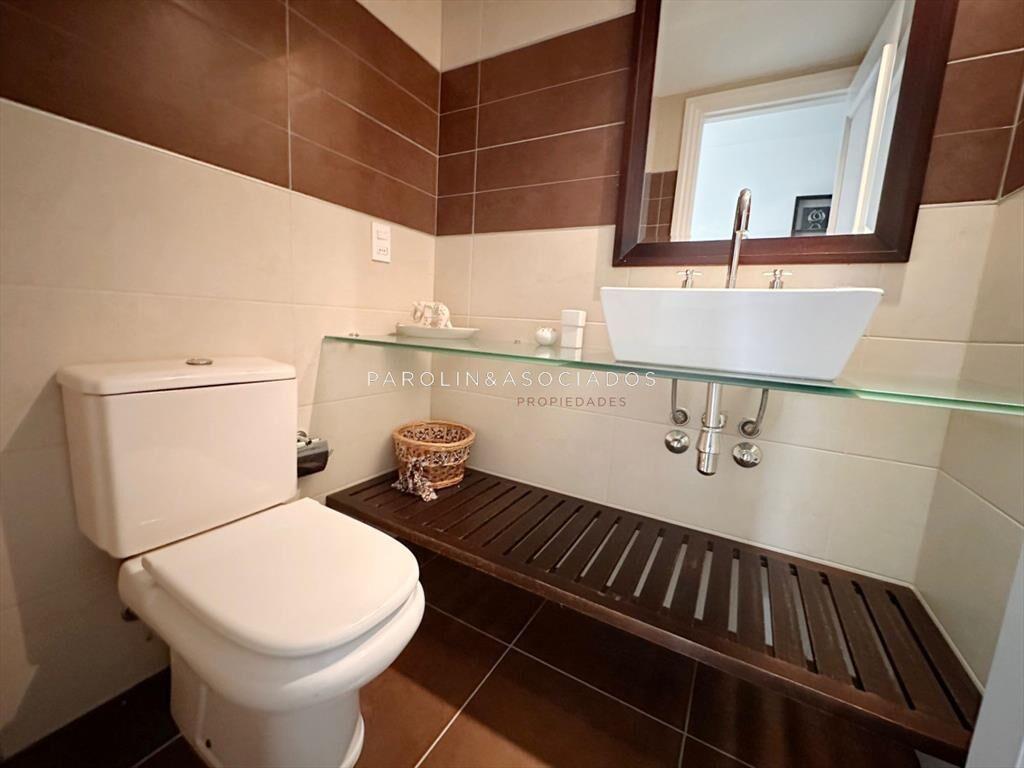 Apartamento de 3 dormitorios mas dependencia de