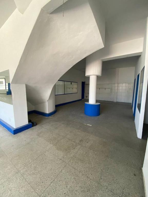 Vendo Local de 275m2. Con amplios ventanales, local esquina