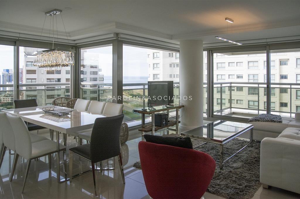 Apartamento de 2 dormitorios en edificio Punta
