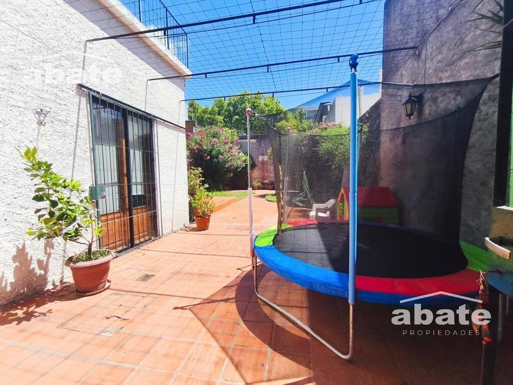Venta Casa de 3 dormitorios, Escritorio y Jardín en Pocitos