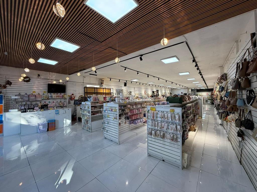 8 de octubre esq Comercio, 517 m2 salón + deposito, 10 m de